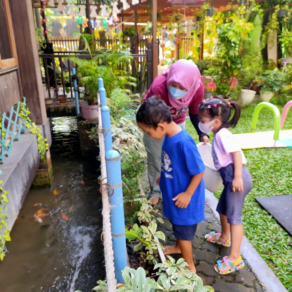 Anak-anak bermain di taman sekolah